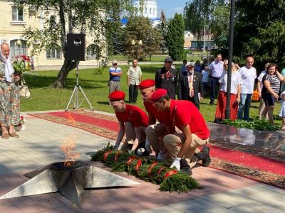 В Кромах прошел митинг, посвященный 80-летию освобождения Кромского района от фашистских захватчиков.